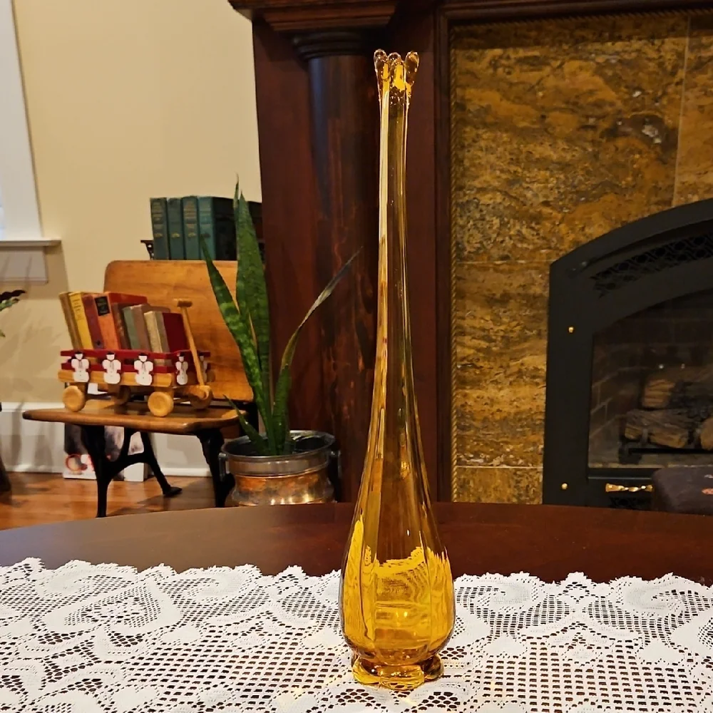VTG L.E. Smith Amber Swung Glass Vase MCM 6-Petal Footed Base, UV Reactive